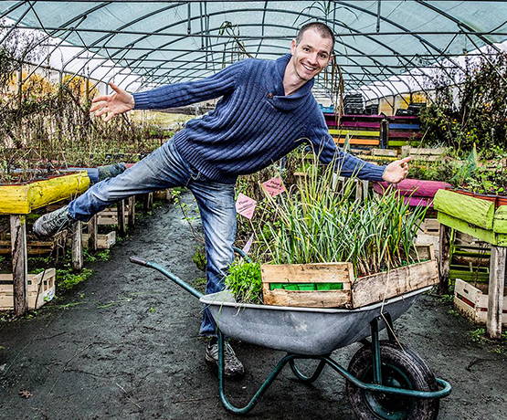 photo-panier Cyril Perpina Pépiniériste Bio spécialisé en plantes aromatiques et huîtres végétales à la Serre Ô Délices de Biganos sur le bassin d'Arcachon