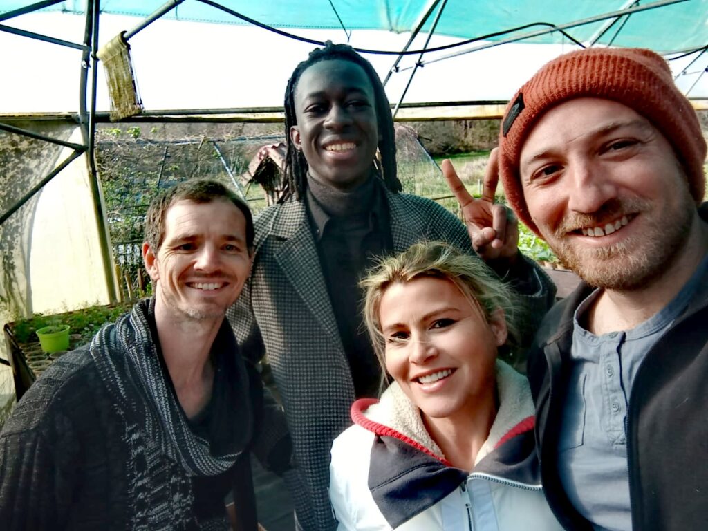 Mory Sacko et Claire Vallée à La Serre Ô Délices : Le Saka Saka Revisité | Cuisine Ouverte Photo de tournage de l'émissionn Cuisine Ouverte avec Benoit Alecki (serre ô délices) et les chefs Mory Sacko et Claire Vallée